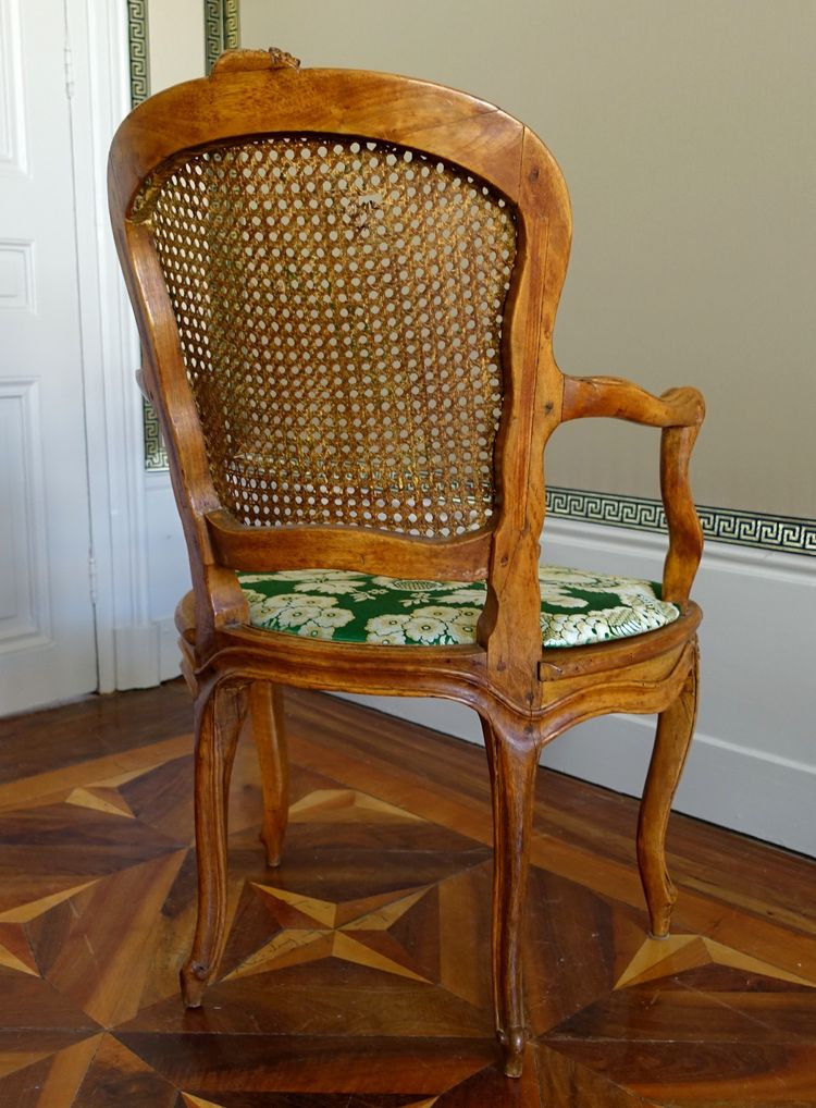 Paire de fauteuils cannés d'époque Louis XV en noyer, travail Lyonnais, entourage de Nogaret