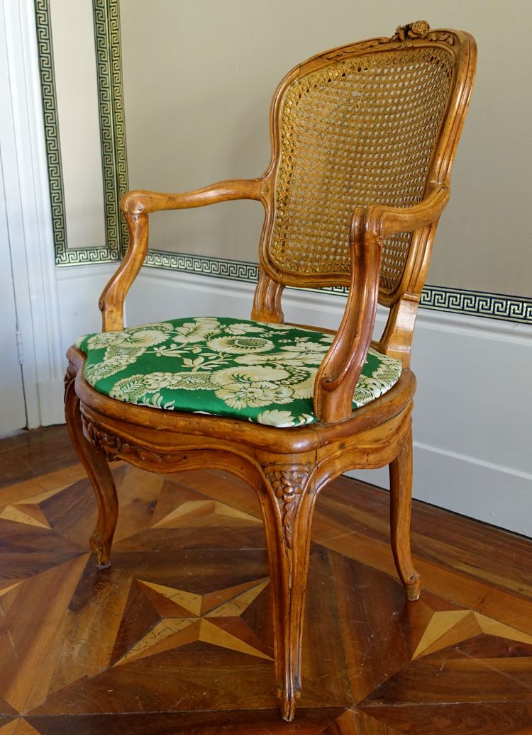 Paire de fauteuils cannés d'époque Louis XV en noyer, travail Lyonnais, entourage de Nogaret