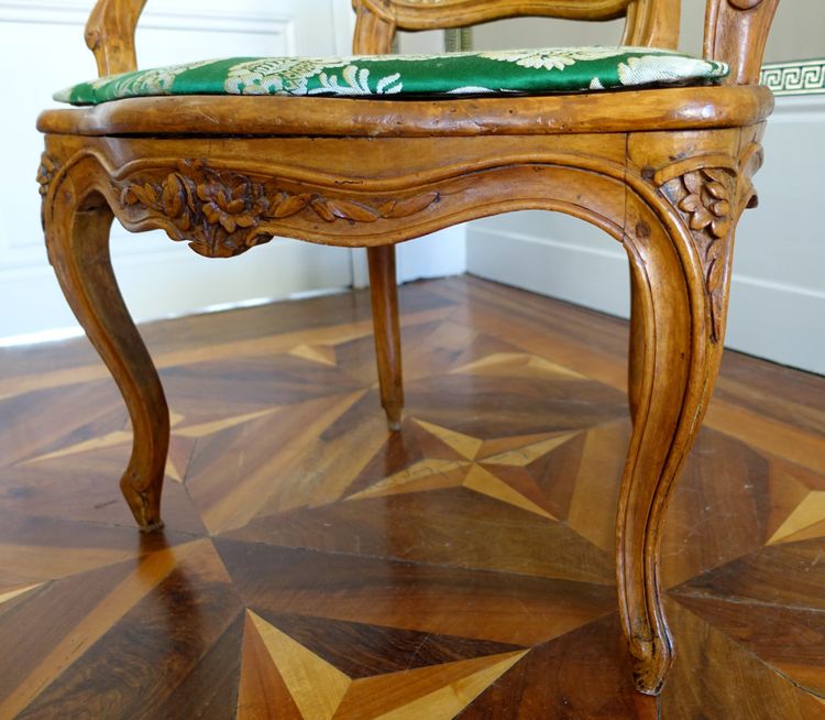 Paire de fauteuils cannés d'époque Louis XV en noyer, travail Lyonnais, entourage de Nogaret