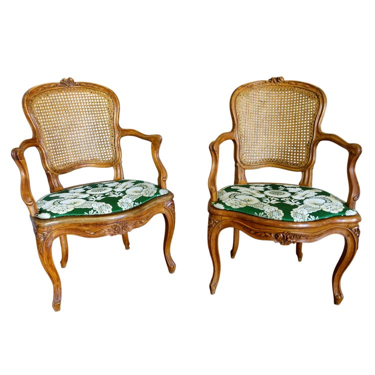 Paire de fauteuils cannés d'époque Louis XV en noyer, travail Lyonnais, entourage de Nogaret