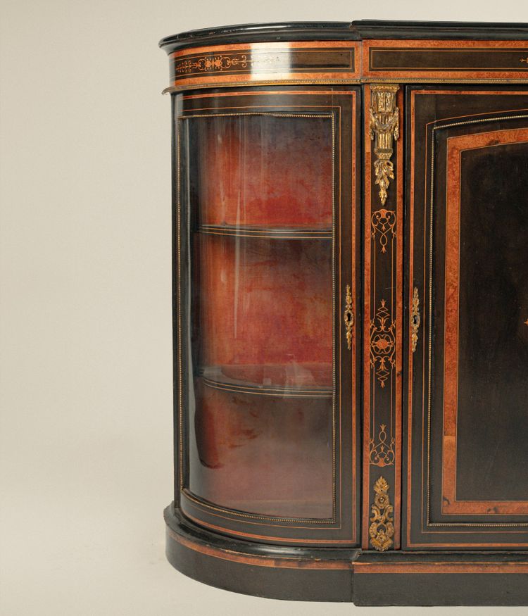 Buffet en bois ébonisé et incrusté, Angleterre, XIXe siècle
