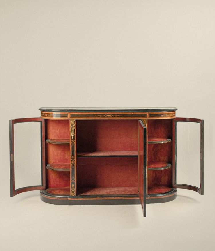 Buffet en bois ébonisé et incrusté, Angleterre, XIXe siècle