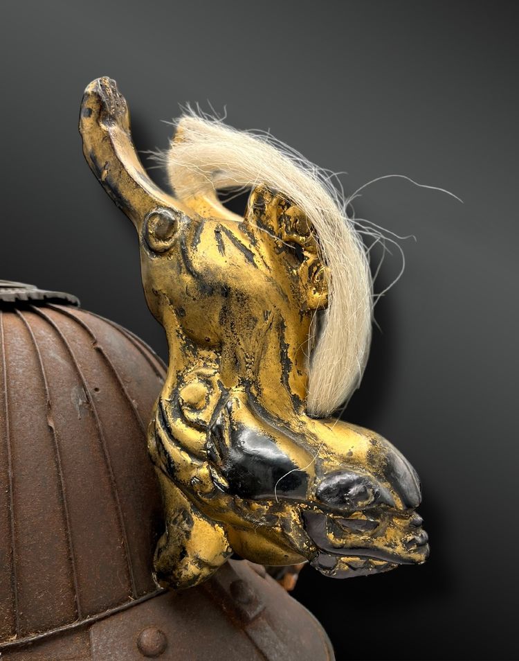 HELM namens Kabuto Suji-Bachi mit Maedate - Japan - Edo-Zeit (1603-1868) - 17. Jahrhundert