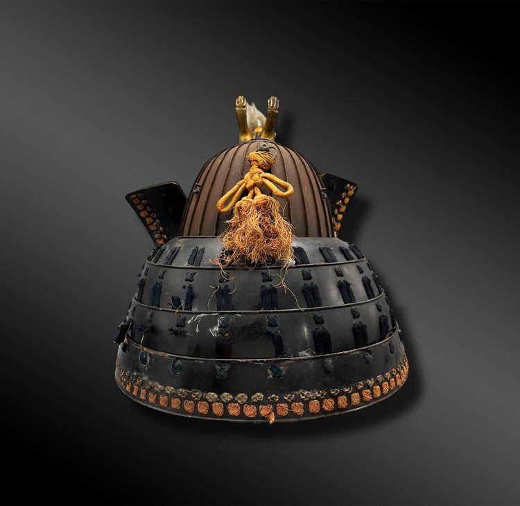 HELM namens Kabuto Suji-Bachi mit Maedate - Japan - Edo-Zeit (1603-1868) - 17. Jahrhundert