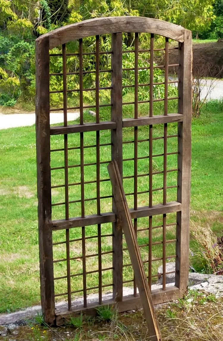 Coppia di finestre traforate con vecchie ringhiere in rovere e ferro battuto e porte a vetri.