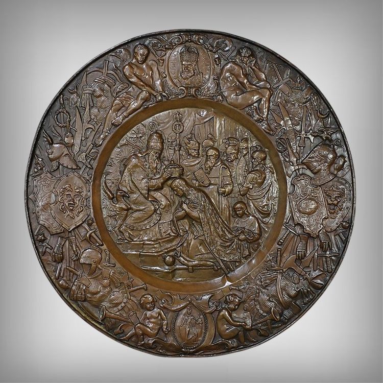 Coppia di importanti vassoi in rame sbalzato "Charlemagne" - Fine del XIX secolo