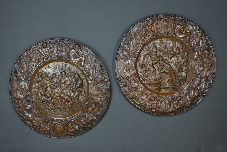 Coppia di importanti vassoi in rame sbalzato "Charlemagne" - Fine del XIX secolo