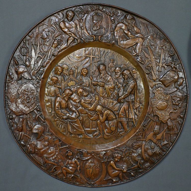 Coppia di importanti vassoi in rame sbalzato "Charlemagne" - Fine del XIX secolo