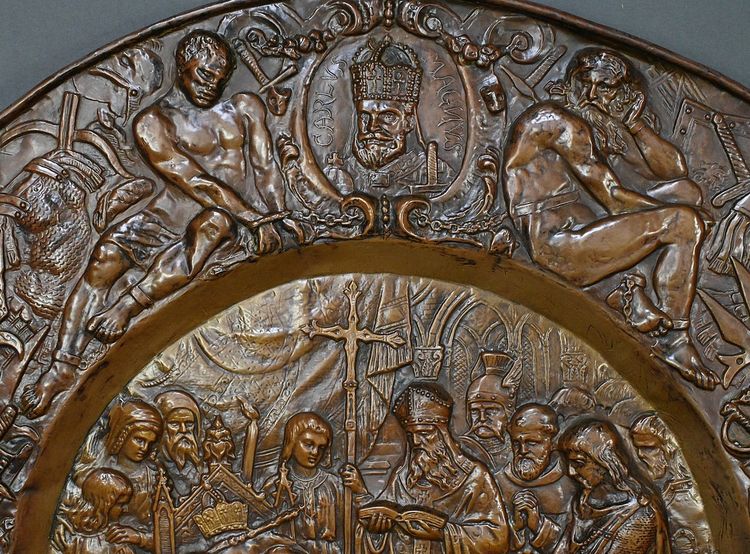 Coppia di importanti vassoi in rame sbalzato "Charlemagne" - Fine del XIX secolo