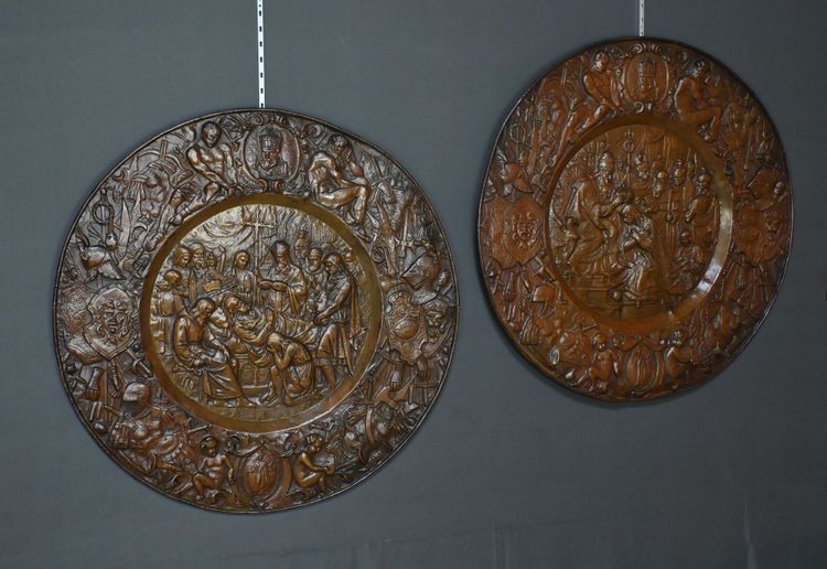 Coppia di importanti vassoi in rame sbalzato "Charlemagne" - Fine del XIX secolo