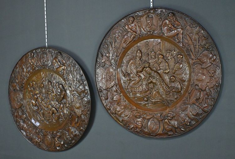 Coppia di importanti vassoi in rame sbalzato "Charlemagne" - Fine del XIX secolo
