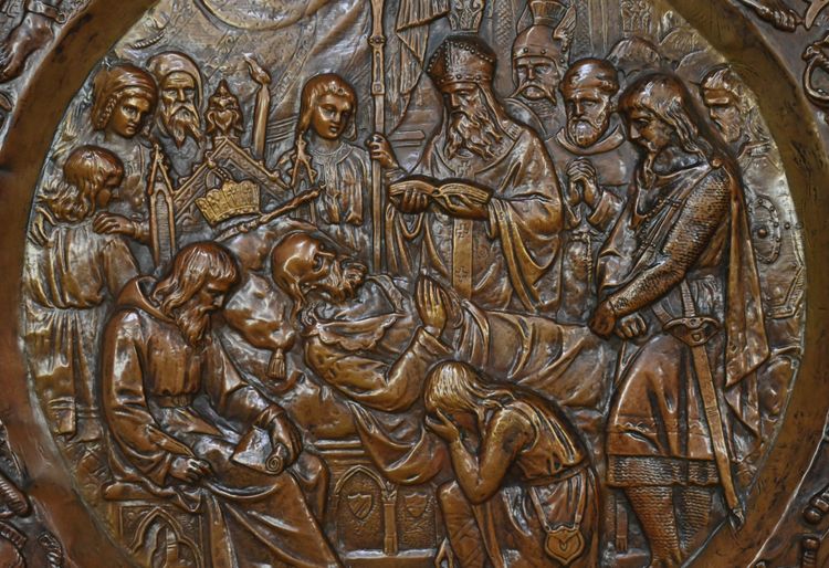 Coppia di importanti vassoi in rame sbalzato "Charlemagne" - Fine del XIX secolo