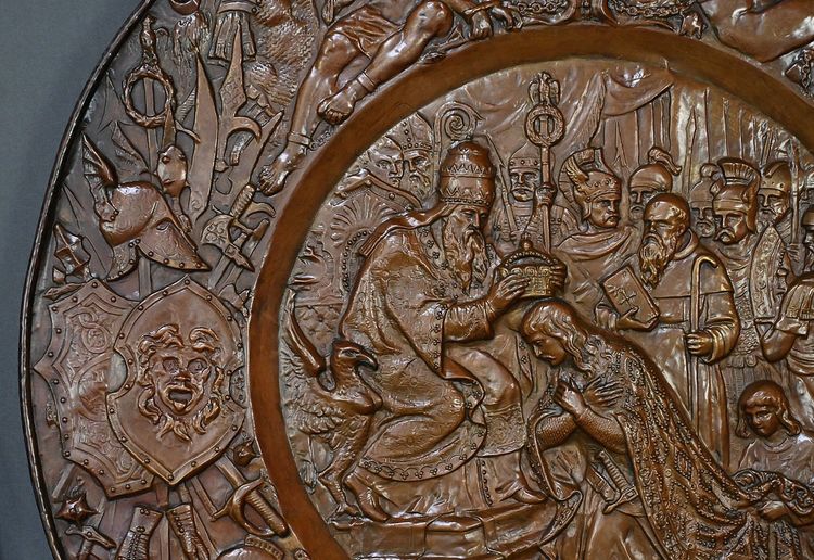 Coppia di importanti vassoi in rame sbalzato "Charlemagne" - Fine del XIX secolo