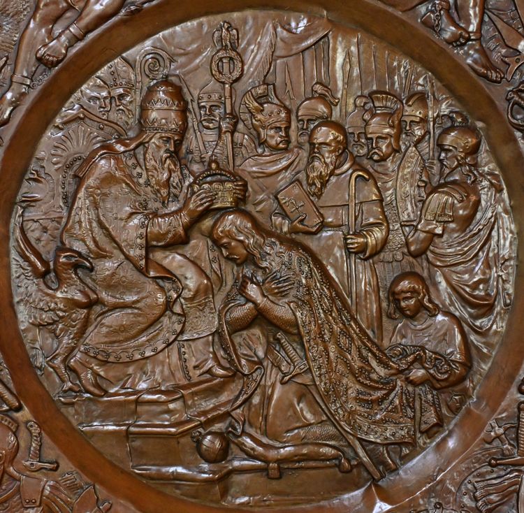 Coppia di importanti vassoi in rame sbalzato "Charlemagne" - Fine del XIX secolo