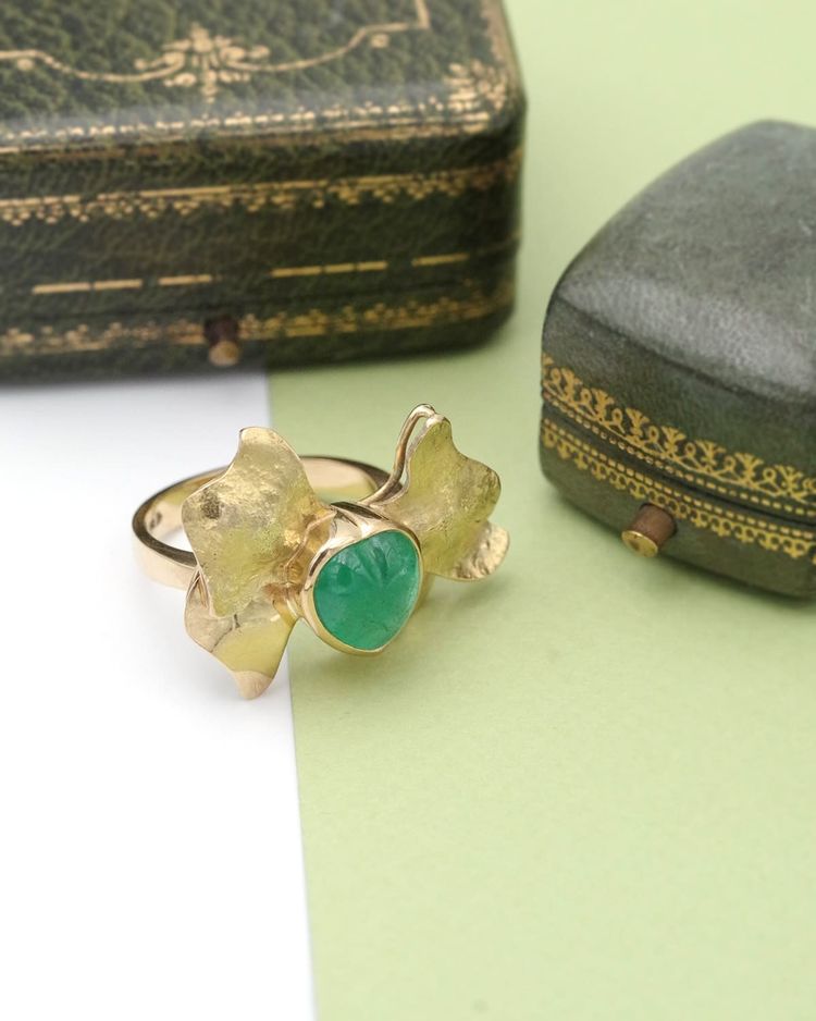 Emerald cocktail bow ring in 18k gold, 4 ct heart-shaped emerald, cabochon cut emerald, mid century 