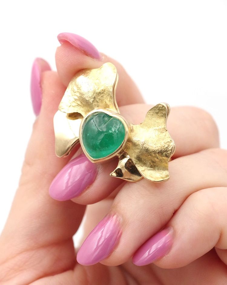 Emerald cocktail bow ring in 18k gold, 4 ct heart-shaped emerald, cabochon cut emerald, mid century 