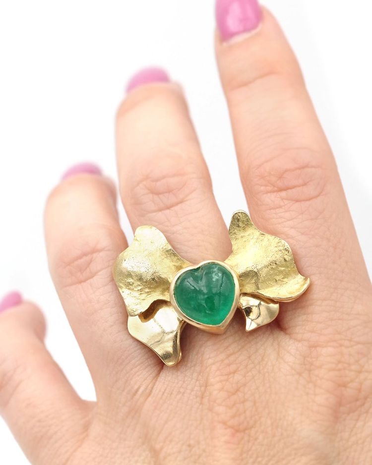 Emerald cocktail bow ring in 18k gold, 4 ct heart-shaped emerald, cabochon cut emerald, mid century 