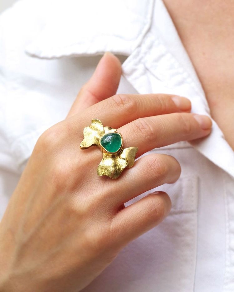 Emerald cocktail bow ring in 18k gold, 4 ct heart-shaped emerald, cabochon cut emerald, mid century 