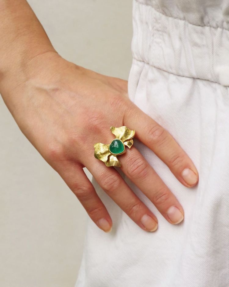 Emerald cocktail bow ring in 18k gold, 4 ct heart-shaped emerald, cabochon cut emerald, mid century 