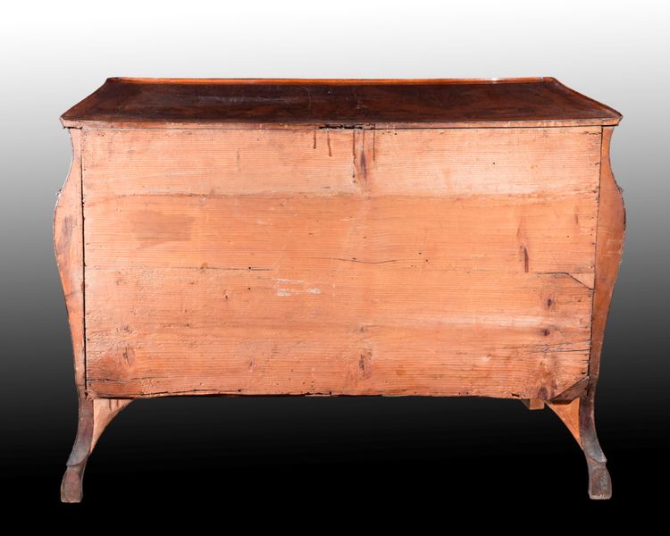 Paire de commodes plaquées de noyer, Lombardie, seconde moitié du XVIIIe siècle
