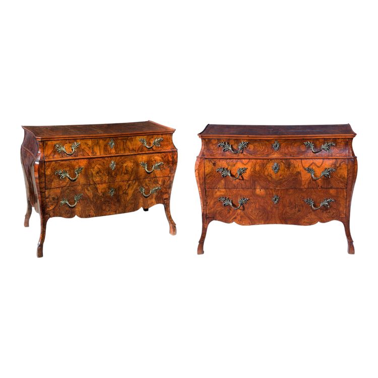 Paire de commodes plaquées de noyer, Lombardie, seconde moitié du XVIIIe siècle
