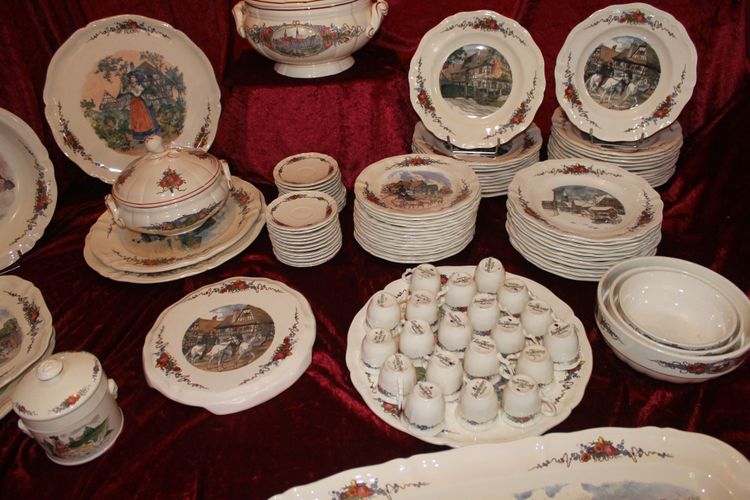 Tafelservice aus Steingut von Sarreguemines Dekor Obernai Henri Loux ép. début 20ème 89 pièces