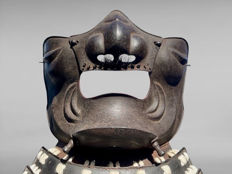 Maschera da samurai Mempo firmata NOUBOTAKA, laboratorio di Kaga - Fine del periodo Edo (1603-1868).