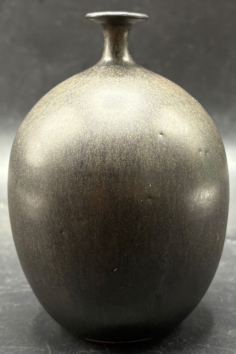 VASE AUS EMAILLIERTEM STEINZEUG