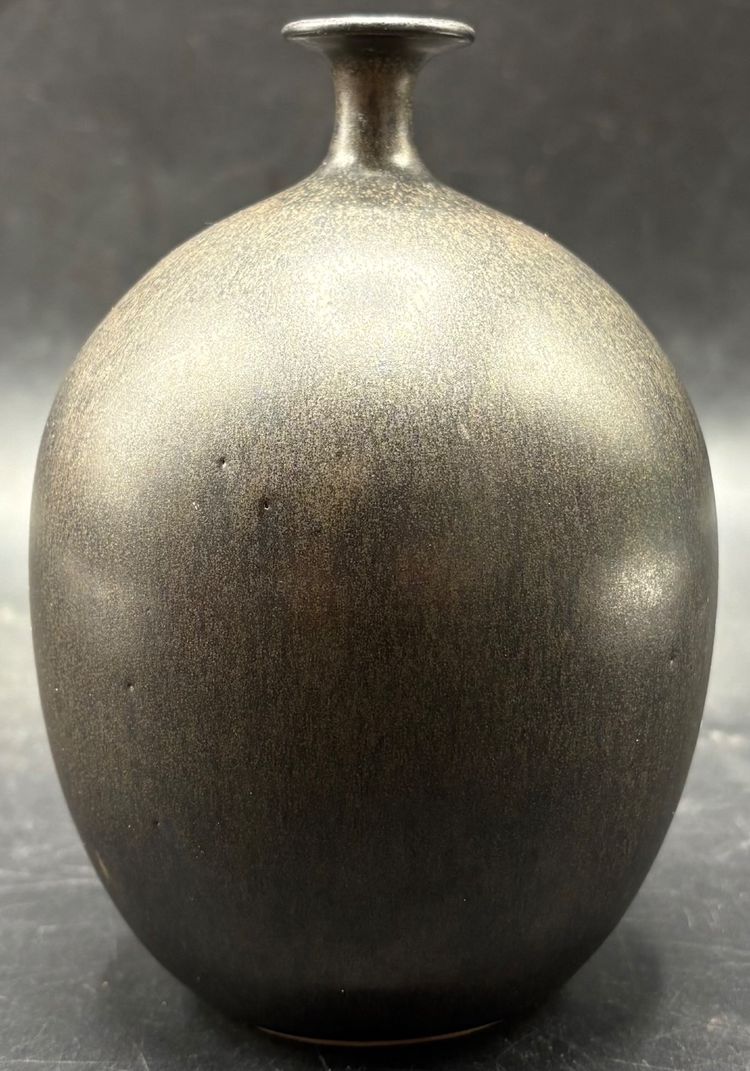 VASE AUS EMAILLIERTEM STEINZEUG
