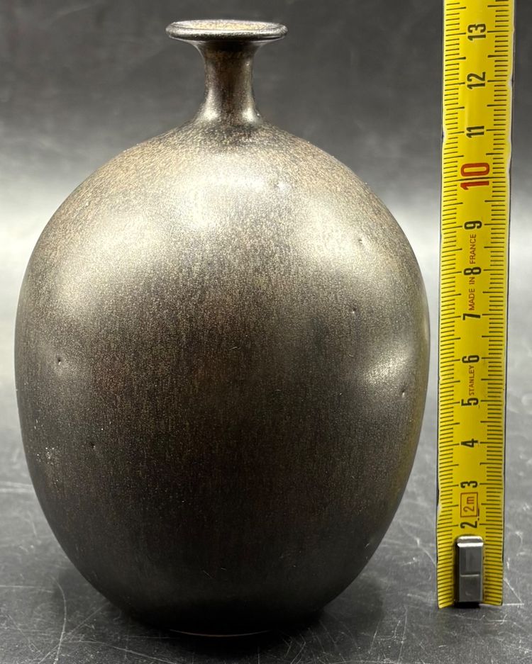 VASE AUS EMAILLIERTEM STEINZEUG