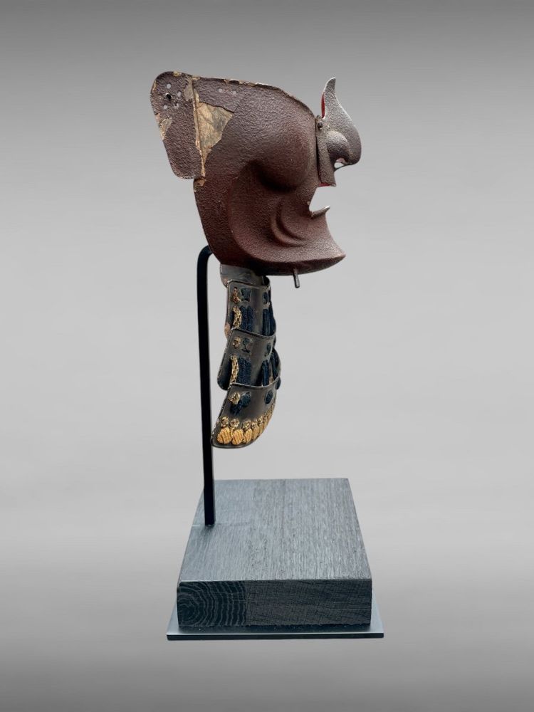 Mempo-Samurai-Halbmaske aus lackiertem Eisen – Edo-Zeit (1603–1868).