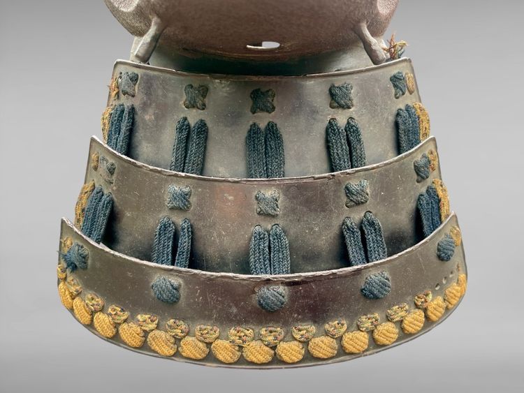 Mempo-Samurai-Halbmaske aus lackiertem Eisen – Edo-Zeit (1603–1868).