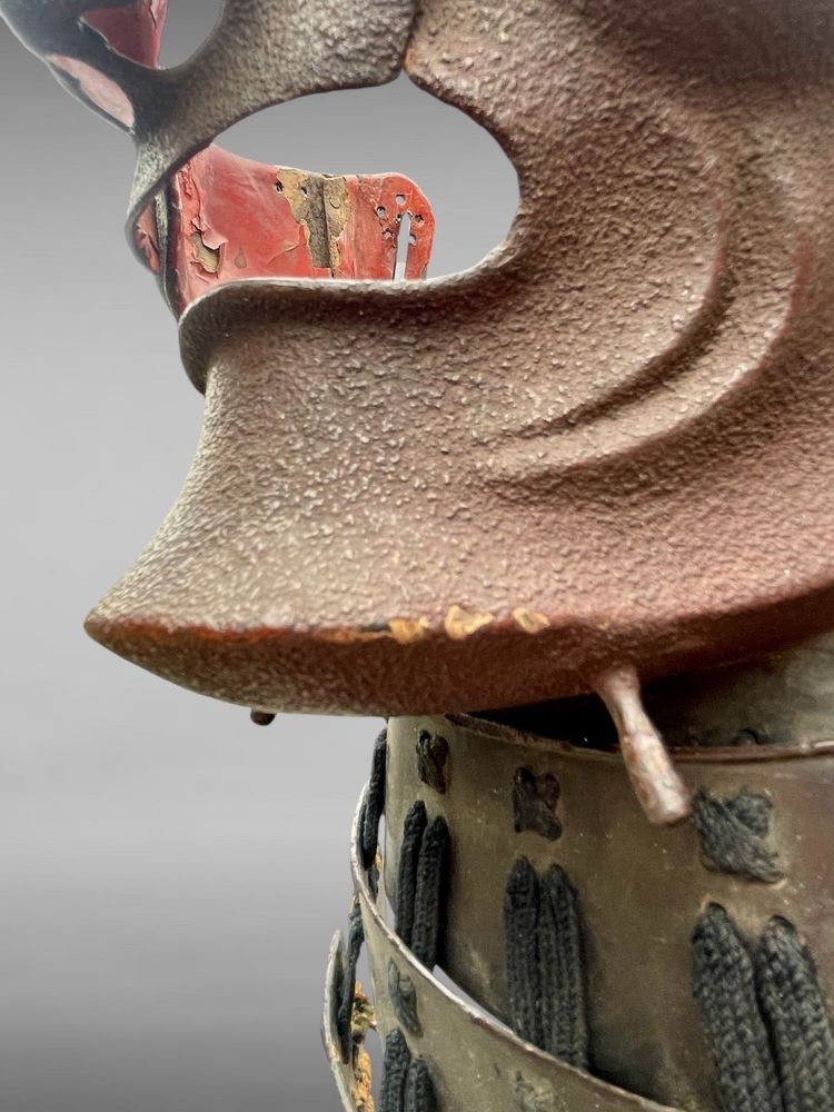 Mempo-Samurai-Halbmaske aus lackiertem Eisen – Edo-Zeit (1603–1868).