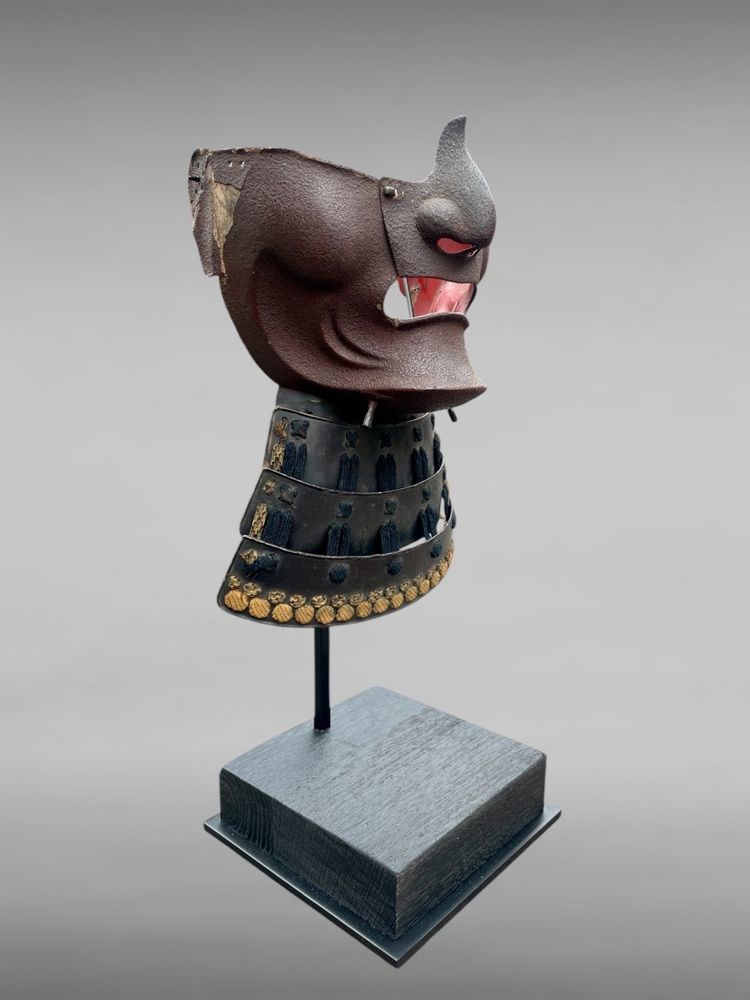 Mempo-Samurai-Halbmaske aus lackiertem Eisen – Edo-Zeit (1603–1868).