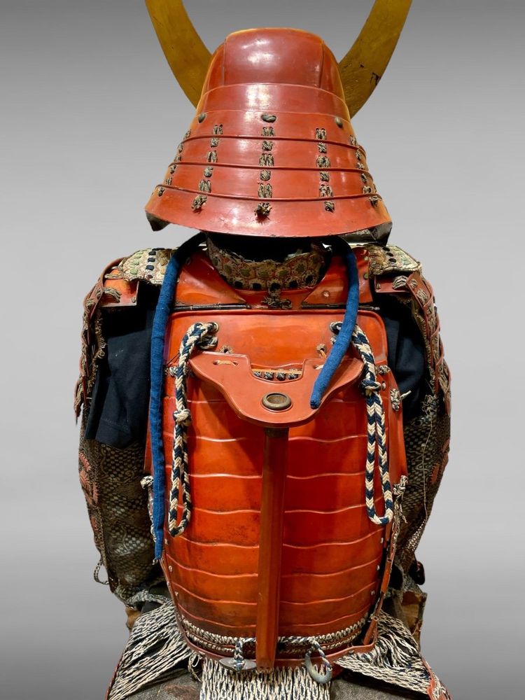 Armatura completa da samurai rossa - Periodo Edo (1603 - 1868).