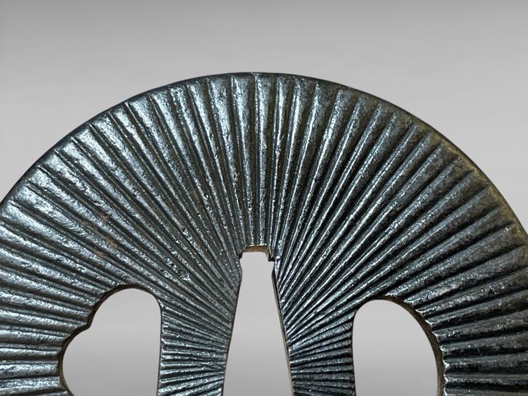 Tsuba Maru Gata in ferro battuto con motivo radiante - Periodo Edo (1603-1868).