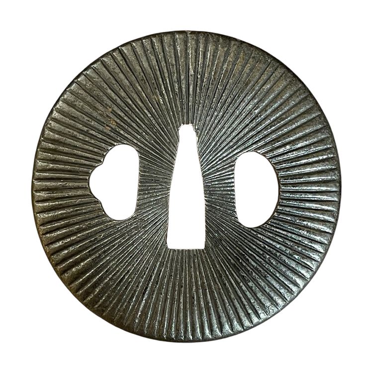 Tsuba Maru Gata in ferro battuto con motivo radiante - Periodo Edo (1603-1868).
