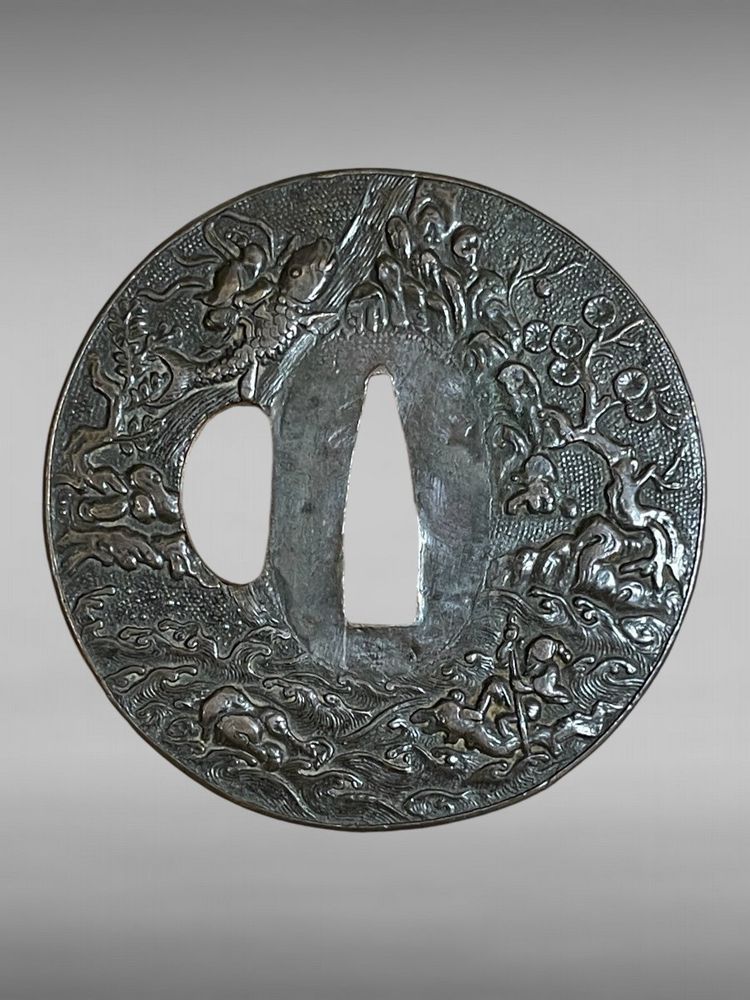 Tsuba Maru Gata in ferro battuto con due pescatori su sfondo Nanako - Periodo Edo (1603-1868)