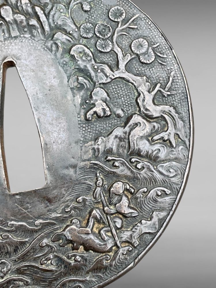 Tsuba Maru Gata in ferro battuto con due pescatori su sfondo Nanako - Periodo Edo (1603-1868)
