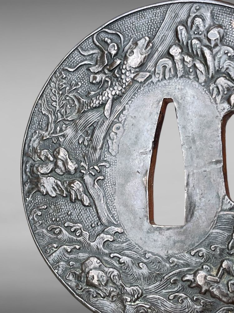 Tsuba Maru Gata in ferro battuto con due pescatori su sfondo Nanako - Periodo Edo (1603-1868)