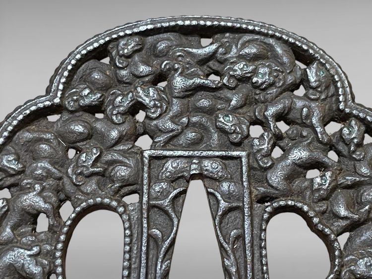 Tsuba mokko gata in ferro traforato e cesellato con decorazione shishi con il suo certificato.NBTHK Hozon