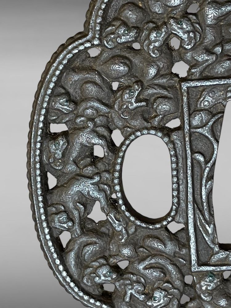 Tsuba mokko gata in ferro traforato e cesellato con decorazione shishi con il suo certificato.NBTHK Hozon