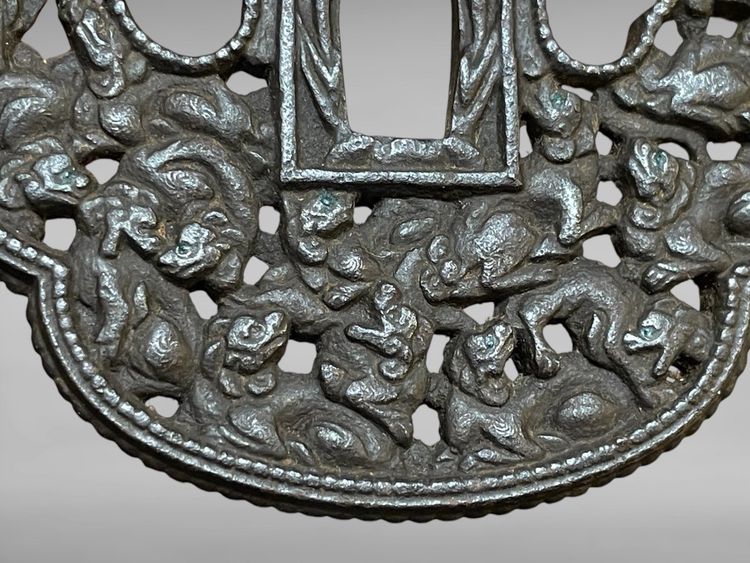 Tsuba mokko gata in ferro traforato e cesellato con decorazione shishi con il suo certificato.NBTHK Hozon