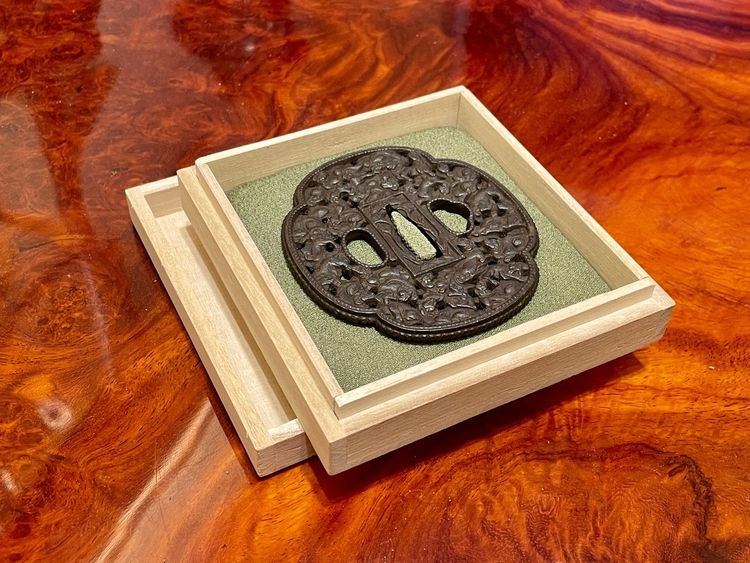 Tsuba mokko gata in ferro traforato e cesellato con decorazione shishi con il suo certificato.NBTHK Hozon
