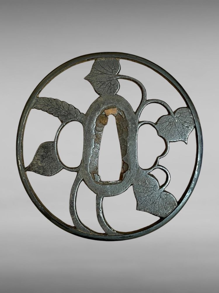 Tsuba maru gata in ferro traforato e cesellato con decorazione alcea con relativo certificato.NBTHK hozon tosogu