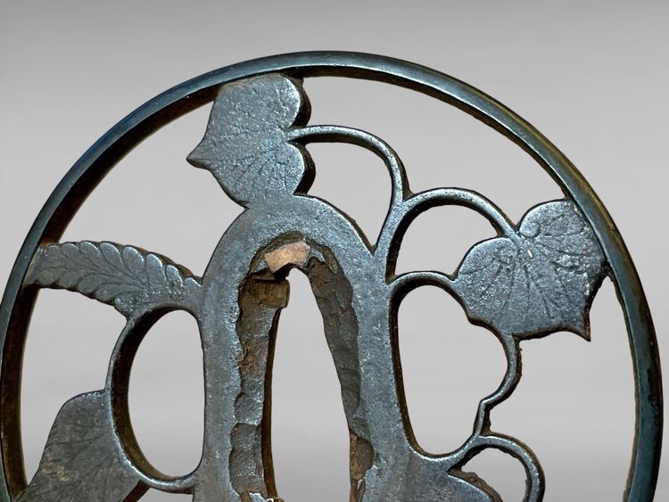 Tsuba maru gata in ferro traforato e cesellato con decorazione alcea con relativo certificato.NBTHK hozon tosogu
