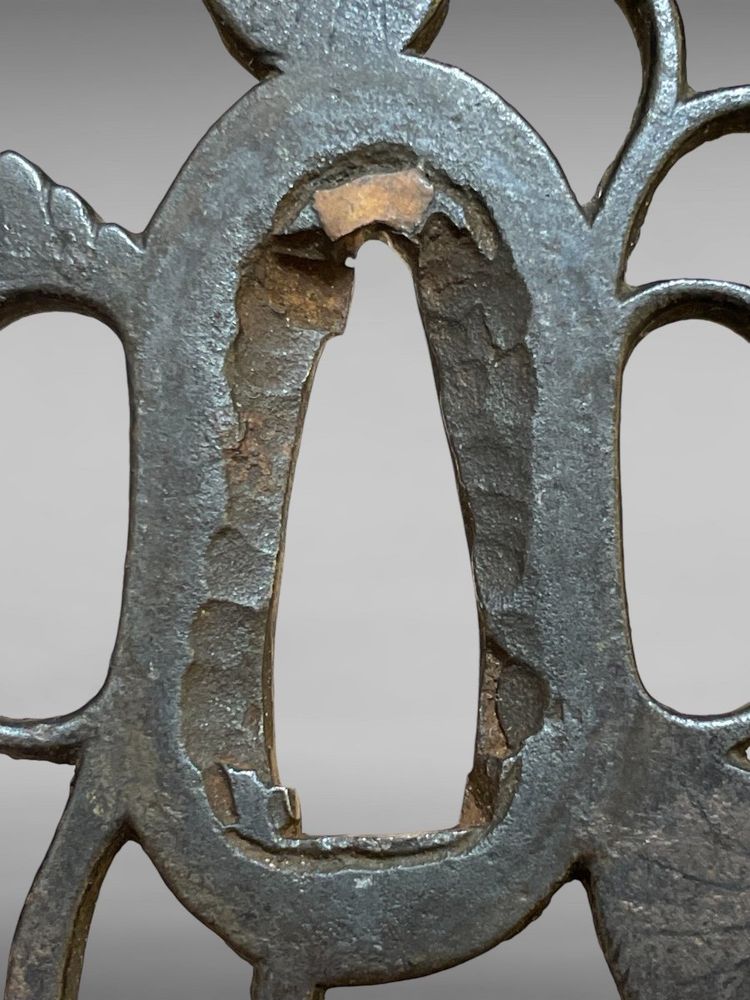 Tsuba maru gata in ferro traforato e cesellato con decorazione alcea con relativo certificato.NBTHK hozon tosogu