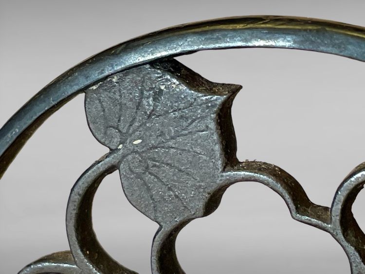 Tsuba maru gata in ferro traforato e cesellato con decorazione alcea con relativo certificato.NBTHK hozon tosogu