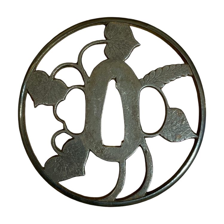 Tsuba maru gata in ferro traforato e cesellato con decorazione alcea con relativo certificato.NBTHK hozon tosogu