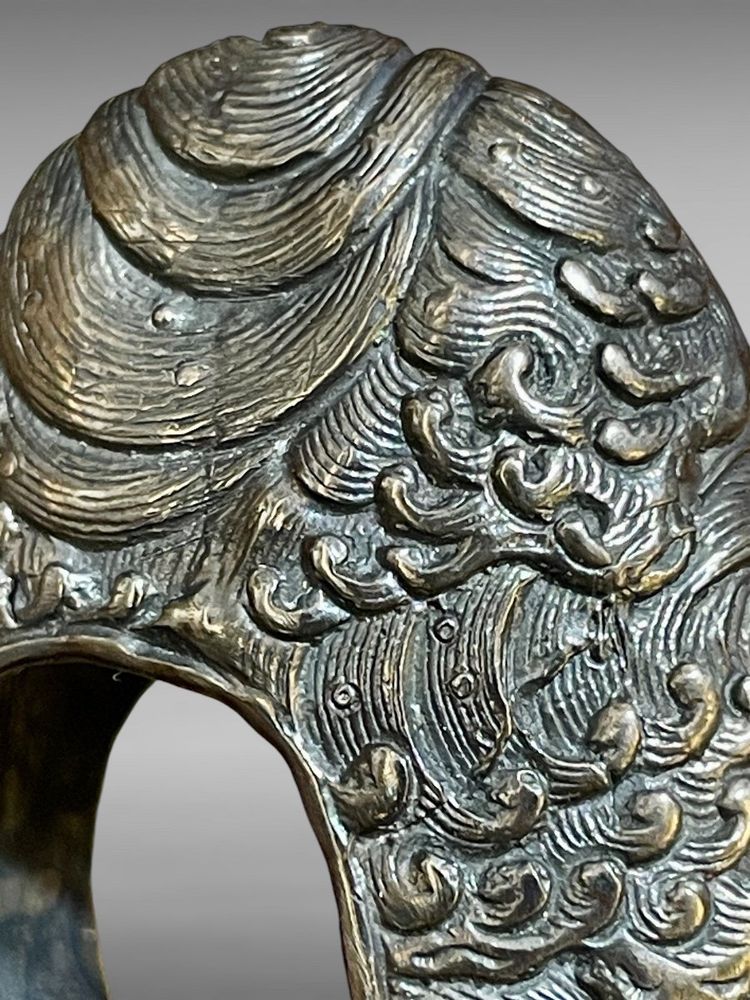 Montatura a sciabola, sei elementi in suite in argento massiccio con decoro a onde spumeggianti.
